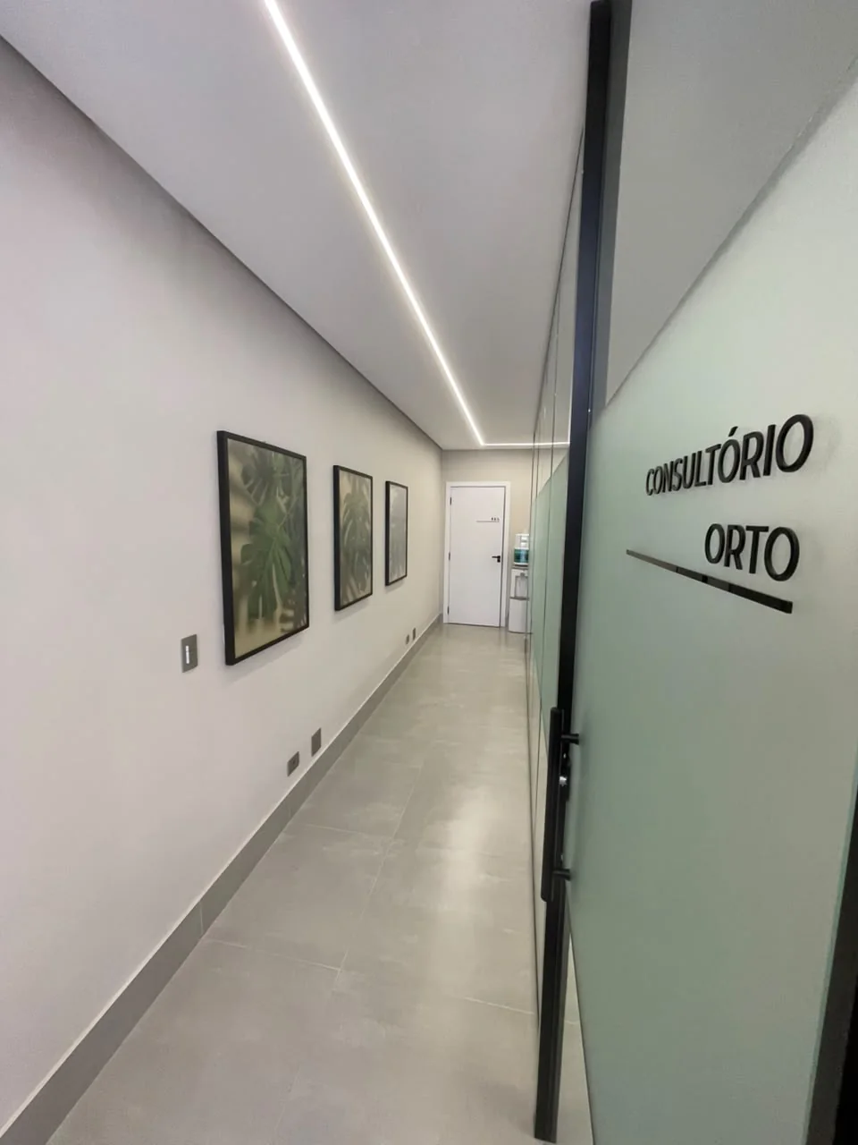 Corredor dos consultórios da Innove Odonto